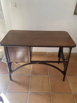 Bureau en rotin trois tiroirs