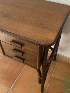 Bureau en rotin trois tiroirs