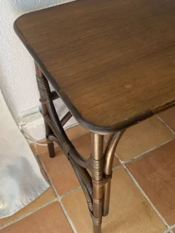 Bureau en rotin trois tiroirs