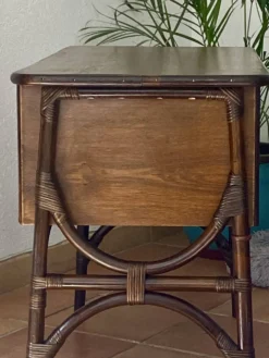 Bureau en rotin trois tiroirs