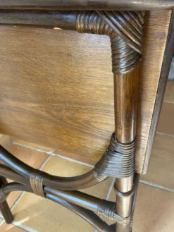 Bureau en rotin trois tiroirs