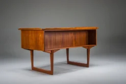 Bureau en teck autonome danois des années 1960 avec bord surélevé.