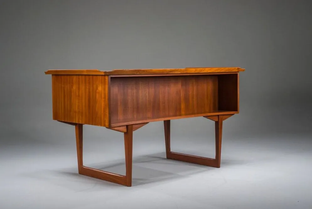 Bureau en teck autonome danois des années 1960 avec bord surélevé.