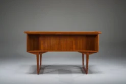 Bureau en teck autonome danois des années 1960 avec bord surélevé.