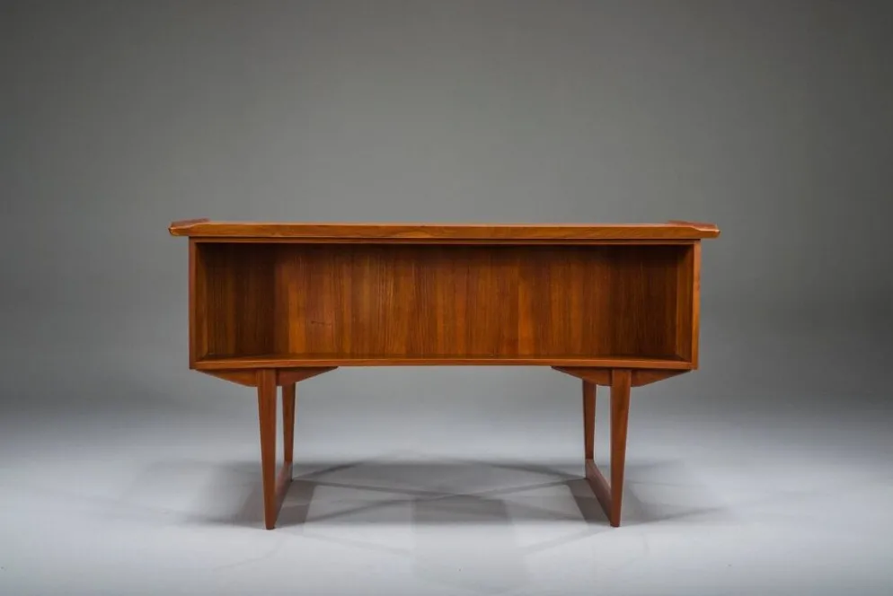 Bureau en teck autonome danois des années 1960 avec bord surélevé.