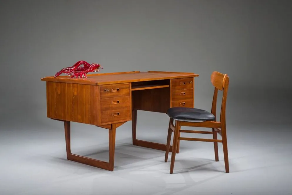 Bureau en teck autonome danois des années 1960 avec bord surélevé.
