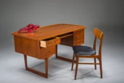 Bureau en teck autonome danois des années 1960 avec bord surélevé.