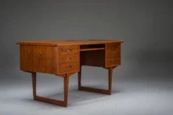 Bureau en teck autonome danois des années 1960 avec bord surélevé.