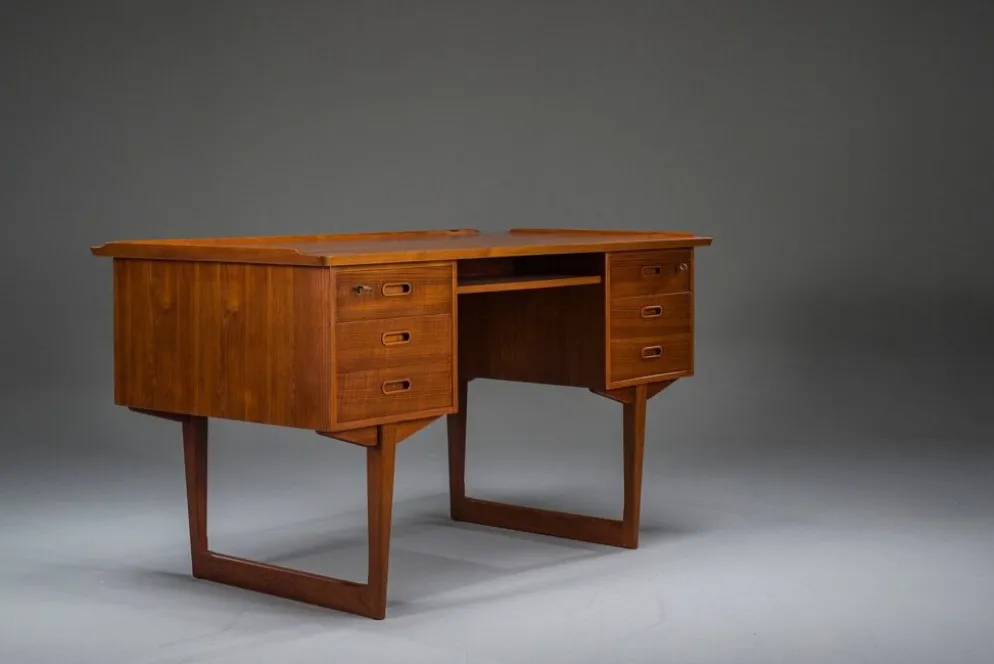 Bureau en teck autonome danois des années 1960 avec bord surélevé.