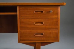 Bureau en teck autonome danois des années 1960 avec bord surélevé.