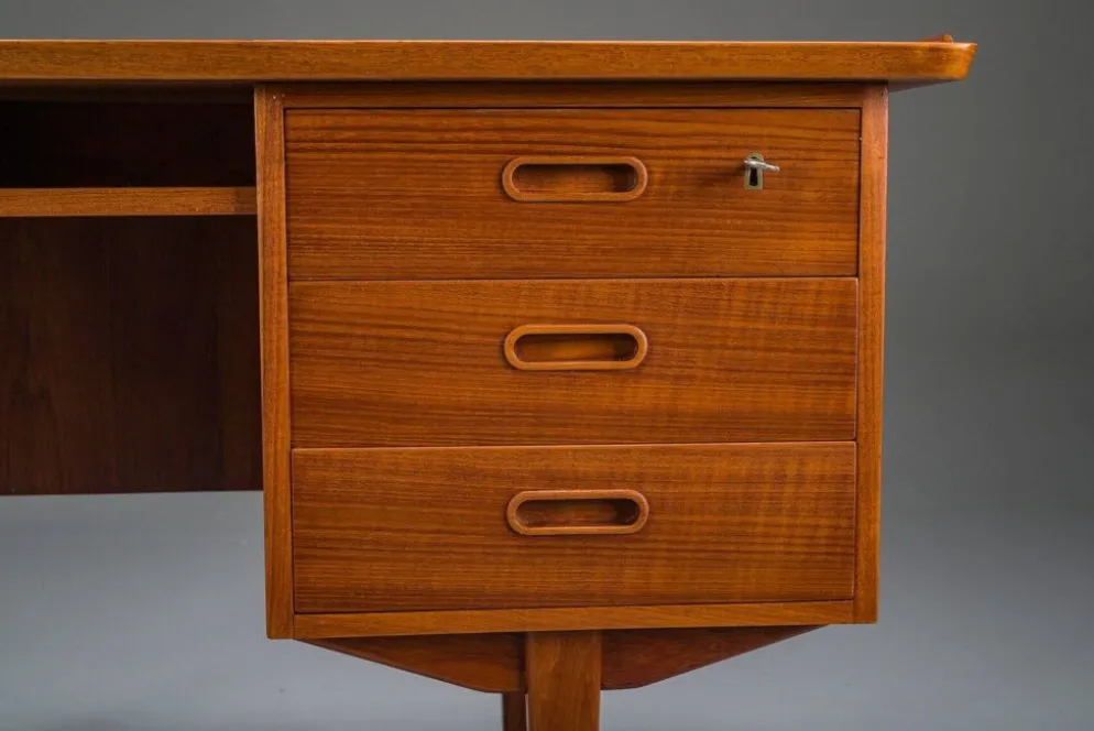 Bureau en teck autonome danois des années 1960 avec bord surélevé.