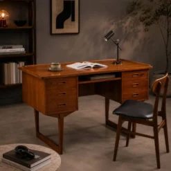 Bureau en teck autonome danois des années 1960 avec bord surélevé.