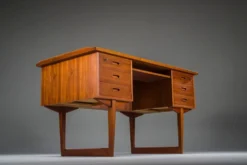 Bureau en teck autonome danois des années 1960 avec bord surélevé.
