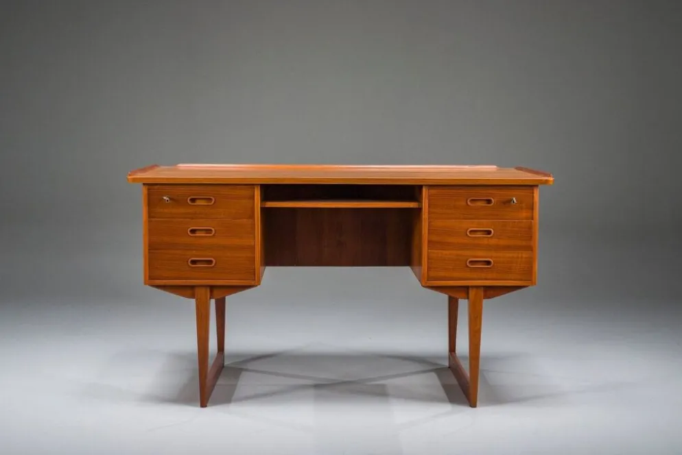 Bureau en teck autonome danois des années 1960 avec bord surélevé.