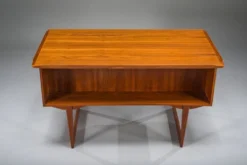Bureau en teck autonome danois des années 1960 avec bord surélevé.