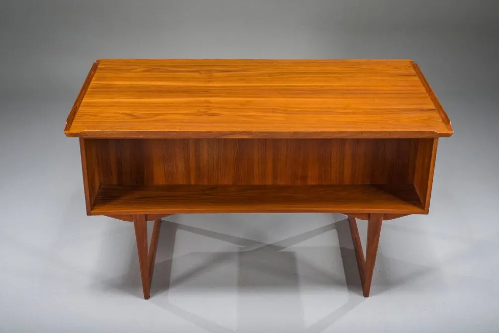 Bureau en teck autonome danois des années 1960 avec bord surélevé.