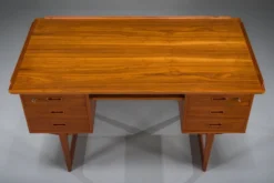 Bureau en teck autonome danois des années 1960 avec bord surélevé.