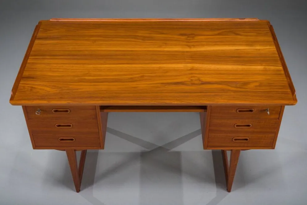 Bureau en teck autonome danois des années 1960 avec bord surélevé.