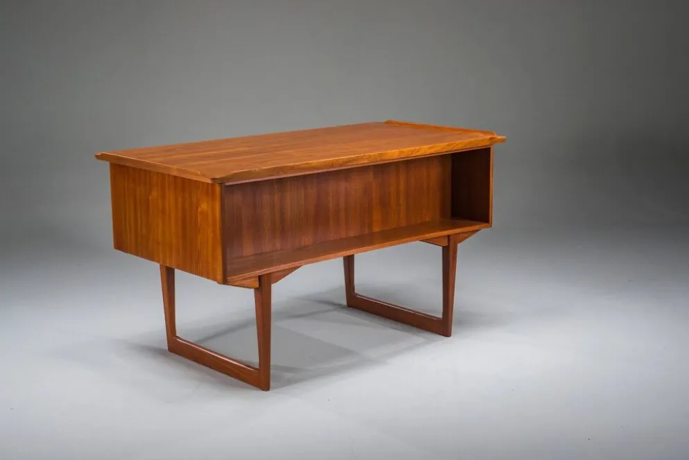 Bureau en teck autonome danois des années 1960 avec bord surélevé.