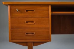 Bureau en teck autonome danois des années 1960 avec bord surélevé.
