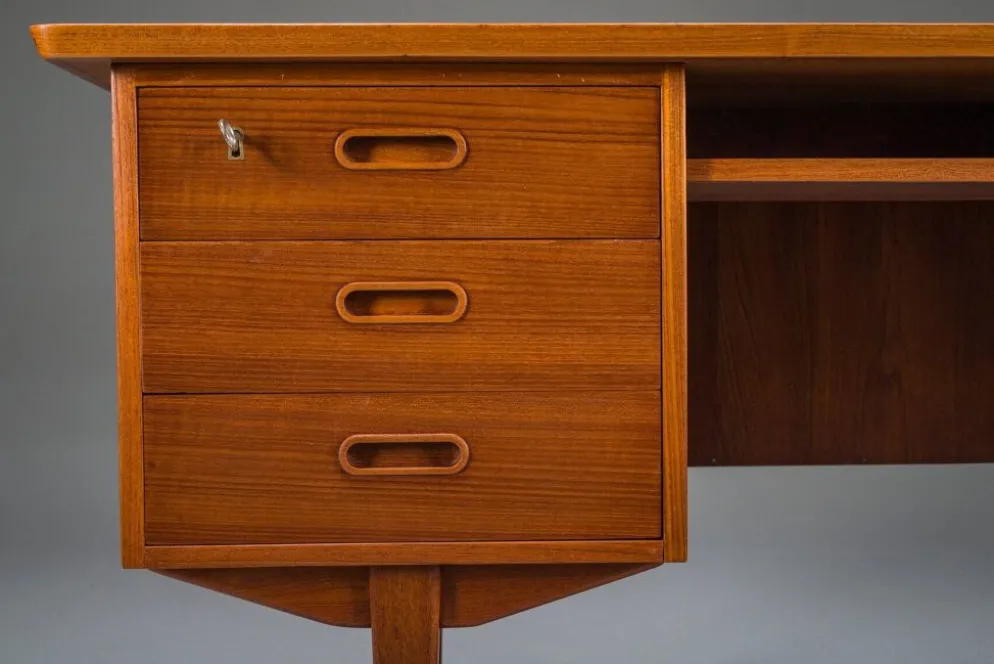 Bureau en teck autonome danois des années 1960 avec bord surélevé.