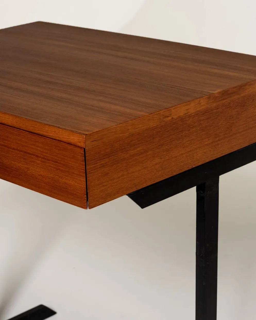 Bureau en teck avec structure en métal noir, production européenne, années 1960