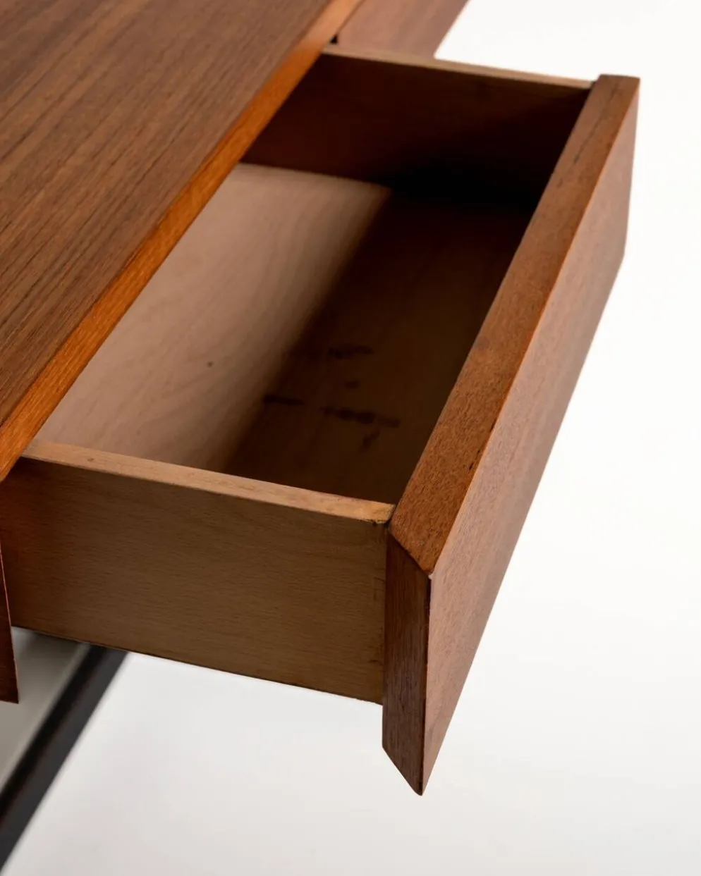 Bureau en teck avec structure en métal noir, production européenne, années 1960