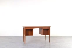 Bureau en teck danois des années 1960.