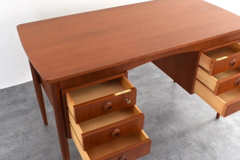 Bureau en teck danois des années 1960.