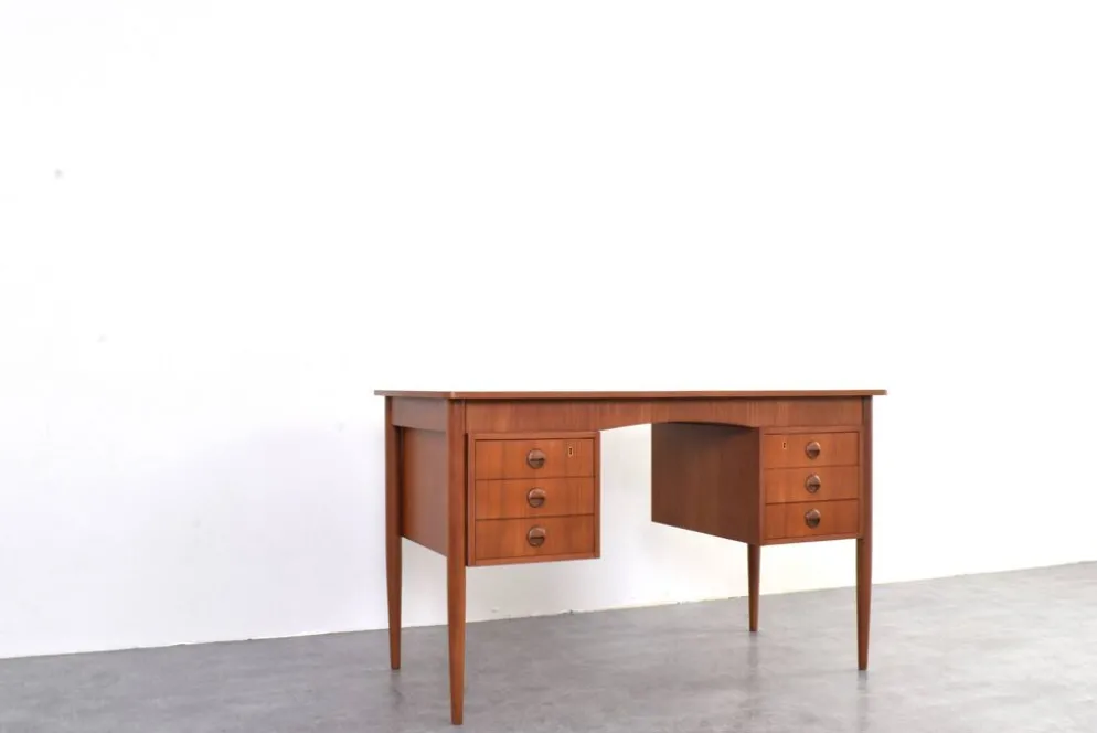 Bureau en teck danois des années 1960.