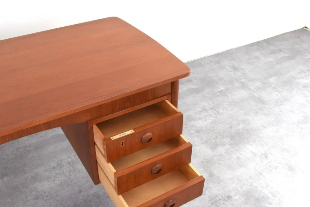 Bureau en teck danois des années 1960.