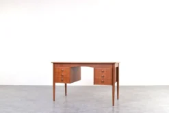 Bureau en teck danois des années 1960.