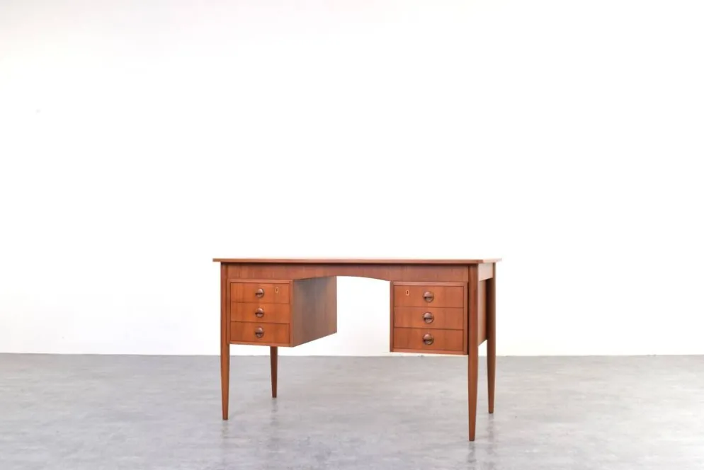 Bureau en teck danois des années 1960.