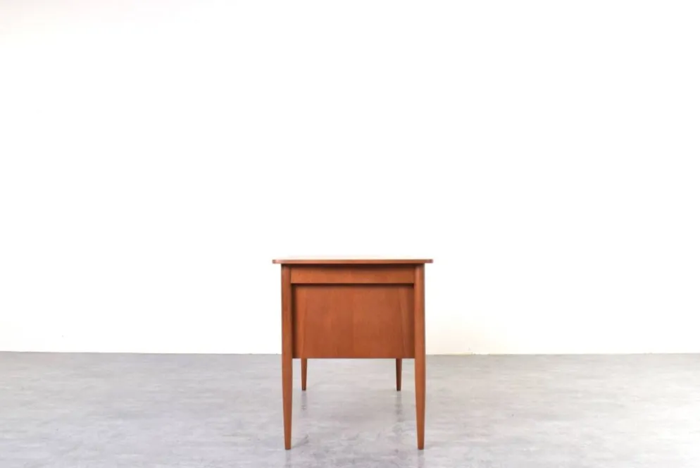 Bureau en teck danois des années 1960.