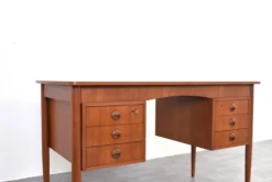 Bureau en teck danois des années 1960.