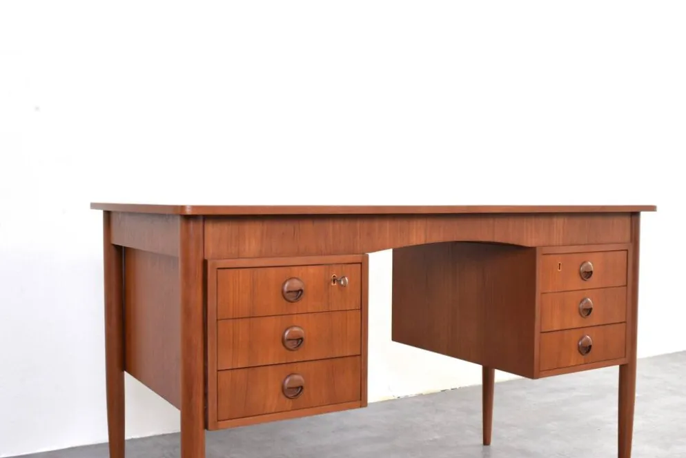 Bureau en teck danois des années 1960.