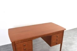 Bureau en teck danois des années 1960.