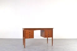 Bureau en teck danois des années 1960.
