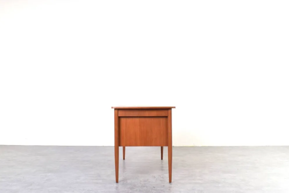 Bureau en teck danois des années 1960.