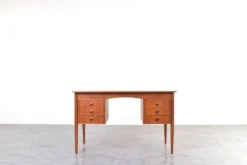 Bureau en teck danois des années 1960.