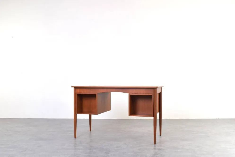 Bureau en teck danois des années 1960.
