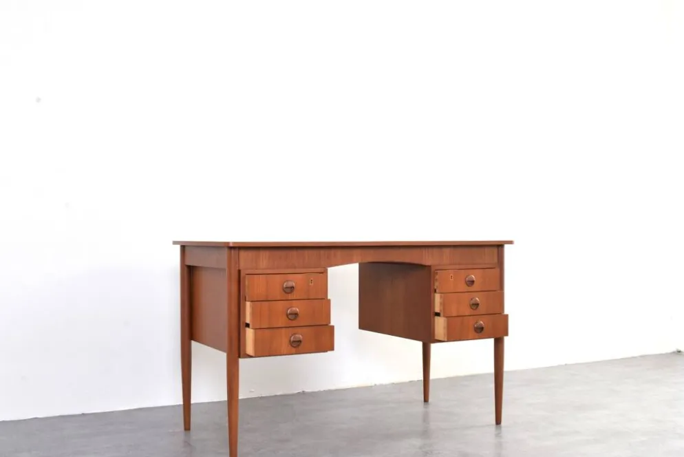 Bureau en teck danois des années 1960.
