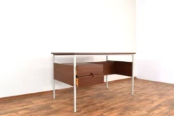 Bureau en teck danois des années 1970.