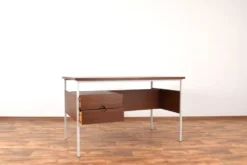 Bureau en teck danois des années 1970.