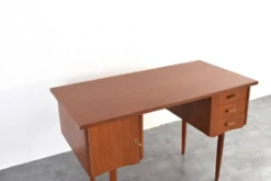 Bureau en teck danois des années 1960.