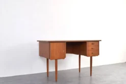 Bureau en teck danois des années 1960.