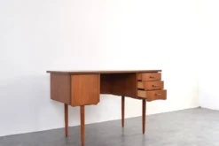 Bureau en teck danois des années 1960.