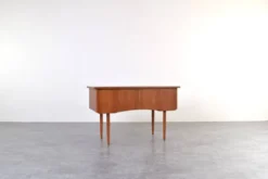 Bureau en teck danois des années 1960.