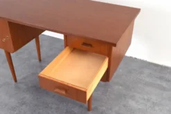 Bureau en teck danois des années 1960.