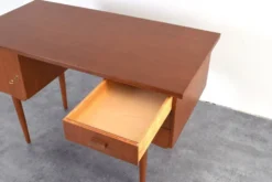Bureau en teck danois des années 1960.